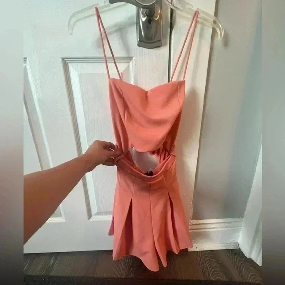 Windsor Tie Back Romper. NWT. Size Small - Picture 4 of 6